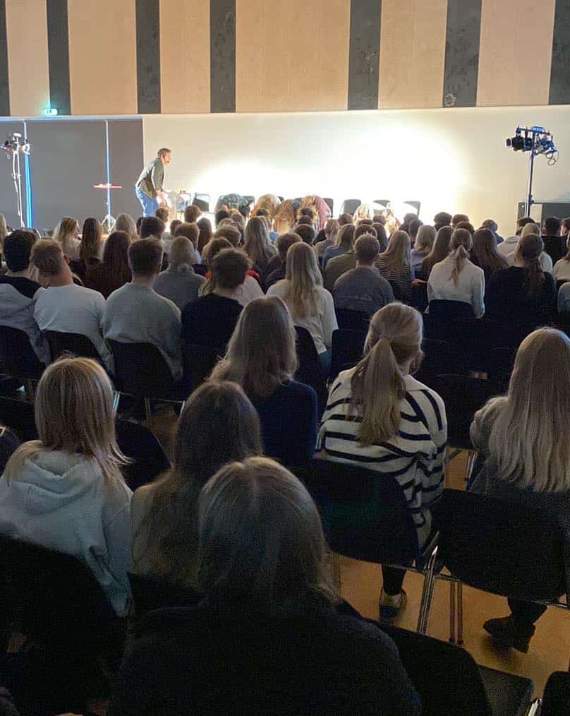 Entertainer Adam laver tankelæsning og hypnose Show for et gymnasium i 2025