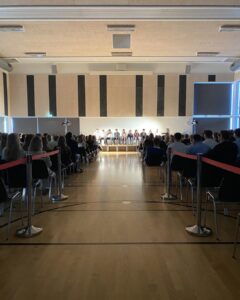 En masse gymnasium elever kom op på scenen og blev hypnotiseret