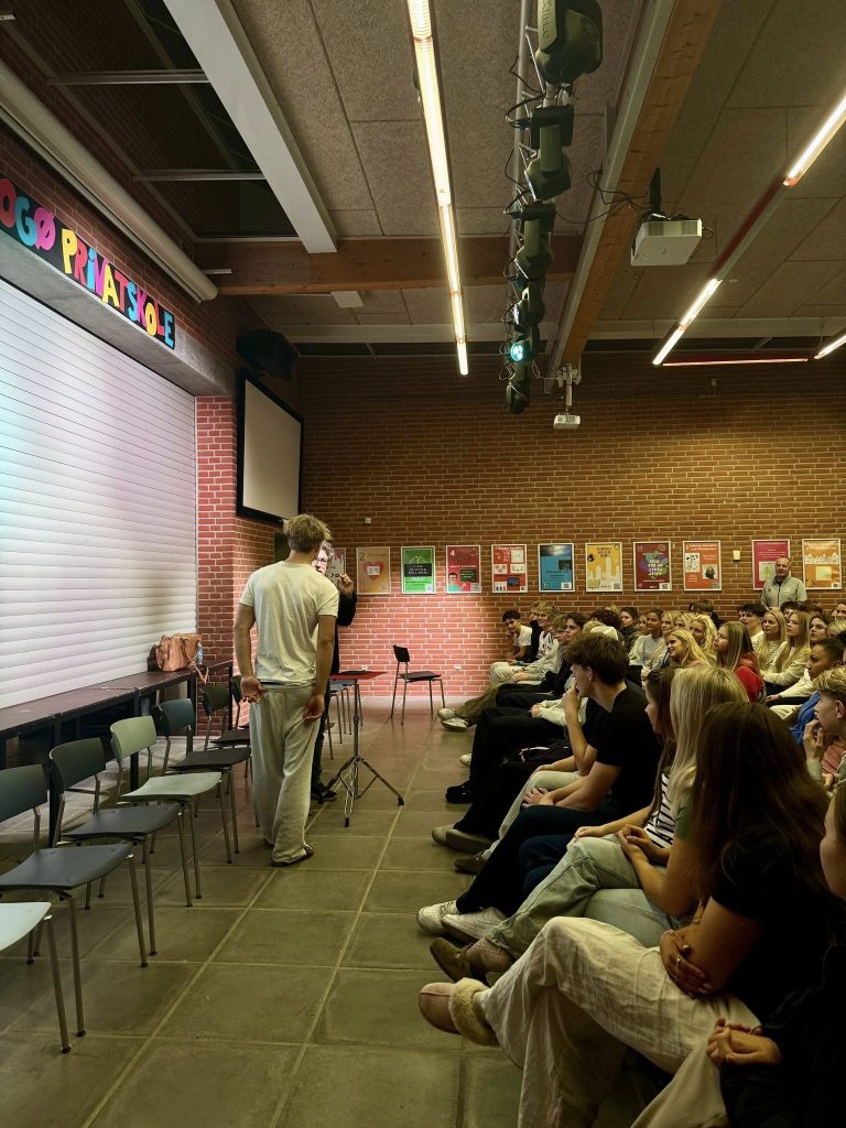 Adam Aldridge til hypnoseshow med publikum